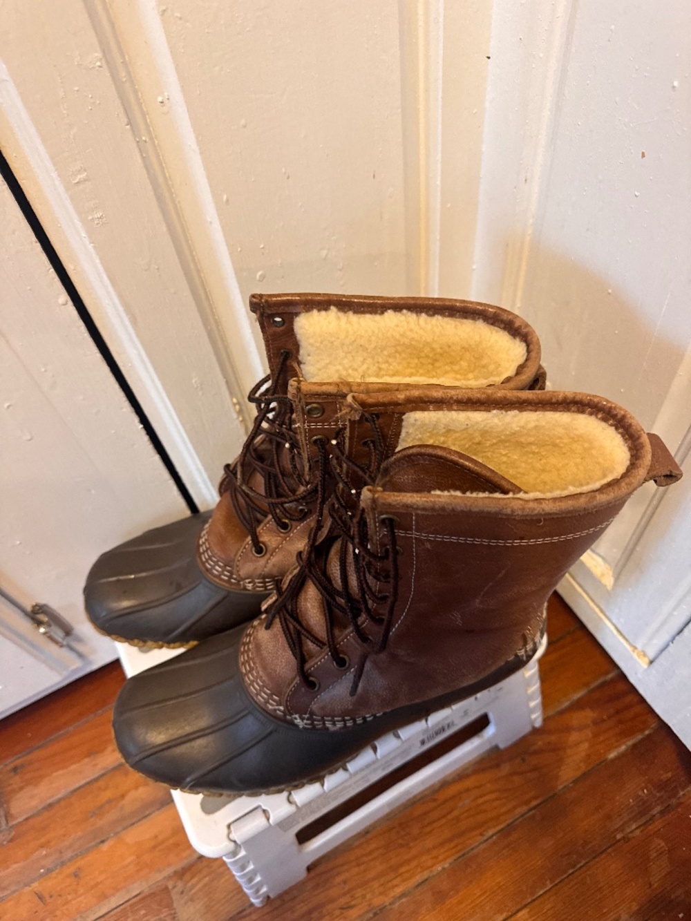 The L.L.Bean™ 10" Bean Boots Shearling Lined Insulated Leather men’s size 9